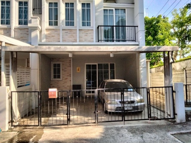 [B859]ให้เช่า 23k ทาวน์โฮม หลังมุม โกลเด้น ทาวน์ ลาดพร้าว เกษตร-นวมินทร์ 42 แยก 27 ถนนประเสริฐมนูกิจ 48 ใกล้ช็อกโกแลตวิวล์ แฟชั่น และจุดขึ้น-ลงทางด่วน วงแหวนกาญจนาทาวน์โฮม 2 ชั้น หลังมุม 34 ตร.วา 3 ห้องนอน 3 ห้องน้ำ 1 ห้องอเนกประสงค์ 1 โถงรับแขก1 ห้องครัวต่อเติม  ต่อเติมด้านข้างเป็นพื้นที่เก็บของ   หน้ากว้าง 5.7 เมตร 2 ที่จอดรถคลับเฮ้าส์ / สระว่ายน้ำ / ฟิตเนส / สวนสาธารณะ23,000.- / เดือน สั�