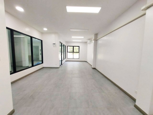 ให้เช่่าสำนักงาน 4 ชั้นมีลิฟท์โดยสาร  ซอยวิภาวดีรังสิต 17 ใกล้ห้าแยกลาดพร้าว