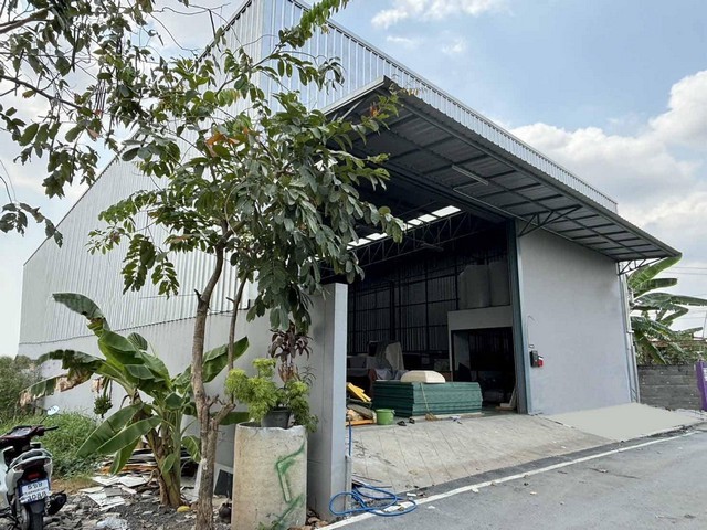 ให้เช่าโกดัง  100 ตรว. พื้นที่ใช้สอย 360 ตร.ม. ย่าน ศรีสมาน-ดอนเมือง รถบรรทุก 6 ล้อ ,10 ล้อเข้าออกสะดวก