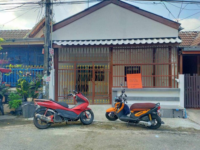 ขายบ้านพัทยา ปากซอยหมู่บ้านนาคภักดี อำเภอบางละมุง จังหวัดชลบุรี##รายละเอียดทรัพย์-บ้านชั้นเดียวรีโนเวทแล้วขนาด 22 ตารางวาจำนวน 2 ห้องนอน 1 ห้องน้ำจอดรถในบ้านได้ 1 คันหน้าบ้านอีก 1 คัน น้ำไม่ท่วม-ตั้งอยู่ปากซอยหมู่บ้าน นาคภักดี ถนนบุญสัมพันธ์(เขาน้อย) ตำบลหนองปรือ อำเภอบางละมุง จังหวัดชลบุรี-ตัวบ้านหางเซเว่นและโลตัสเพียง 50 เมตร***ราคาเพียง 1,450,000 บาท(ค่าโอนคนละค