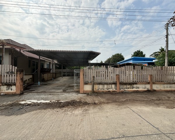 #ขายที่ดินพร้อมที่จอดรถ (ขายตามสภาพ) ซอยท่าทองตะวันตก ต.ท่าทอง อ.เมือง จ.พิษณุโลกพิกัด https://maps.app.goo.gl/2fjdqgDCsnExXsFp6#สถานที่ใกล้เคียง- วัดจูงนาง 700 ม.- อนามัยท่าทอง  200 ม.#รายละเอียดบ้าน-  ที่ดิน 57.5 ตารางวา -  1 ห้องน้ำ-  1 ห้องน้ำ-  6 ที่จอดรถ**บ้านไม่มีบ้านเลขที่ ขายตามสภาพครับ--------------------------------------------**ราคา 790,000 บาท**--------------------------------------------- ฟรีค่าธรรมเนียมการโอน- จองตอนนี้ เพื่อรับส่วนลดพิเศษ- สนใจติดต่อ  ????