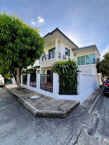 ขายบ้านเดี่ยว โครงการเต็มสิริเพลส ซอยมิตรไมตรี 12/1 เขตหนองจอกกรุงเทพฯ##รายละเอียดและที่ตั้งทรัพย์-บ้านเดี่ยว 2 ชั้นติดถนนเมนหมู่บ้านซอย 7 ขนาด 54 ตารางวา จำนวน 5 ห้องนอน 2 ห้องน้ำ 1 ห้องออฟฟิศพร้อมแอร์ 3 ตัว ตู้เสื้อผ้า built in(แถมเฟอร์นิเจอร์ทั้งหมดตามภาพ)-บ้านหลังมุมสามารถจอดรถได้รอบบ้านถึง 4 คัน-มีมุมน้ำตกและระเบียงน้ำล้นไว้นั่งเล่นสบายๆ-ตั้งอยู่หมู่บ้านเต็มสิร