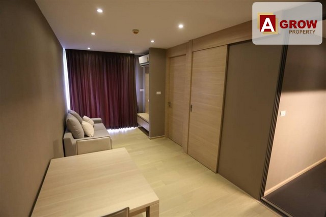 ขาย/ให้เช่า KLASS SILOM Condo(Silom Soi 3) มุมที่แพงที่สุดของตึกที่ตั้ง : ซอยพิพัฒน์ (ซอยสีลม 3) ถนนสีลม แขวงสีลม เขตบางรัก กรุงเทพมหานคร รหัสทรัพย์ : AGC00168ราคาขาย 4,990,000 บาท ราคาเช่า 18,000(ค่าห้อง) + 2000(ที่จอดรถ)รายละเอียด : - คอนโดสูง 8 ชั้น - เนื้อที่ 33 ตรม.- 1 ห้องนอน- 1 ห้องน้ำ- 1 ห้องครัว จุดเด่น : - ห่างจากสถานีรถไฟฟ้า BTS ช่องนนทรี - ใกล้สถานีรถไฟฟ้า BTS ศาลาแดง - เดินทางสะดวก โครงการพร้อมส่วนกลางสระว่าย