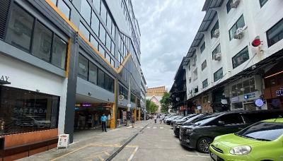 ให้เซ้งร้านอาหาร จำนวน  1.5 ชั้น ในโครงการ เดอะฮับ พหล-อารีย์ ( The HUB Phahol-Ari ) ทำเลดี ใกล้ BTS สะพานควายราคาเซ้ง 950,000 บาท ( รวมเงินประกัน 130,000 บาท แล้ว )ราคาเช่า 42,525 บาท / เดือน ( ส่วนกลาง 2,160 บาท / เดือน )ที่ตั้ง ถนนพหลโยธิน แขวงสามเสนใน เขตพญาไท กรุงเทพมหานคร 10400ติดต่อ : คุณภัสพงณ์ 063-409-8164Line : deedaa23พื้นที่ใช้สอย 80 ตารางเมตร จำนวน 1.5 ชั้น มีพื้นที่ครัว 10 ตารางเมตร มีพื้นที่จอดรถ และ รปภ.ดูแลตลอด 24 ช�