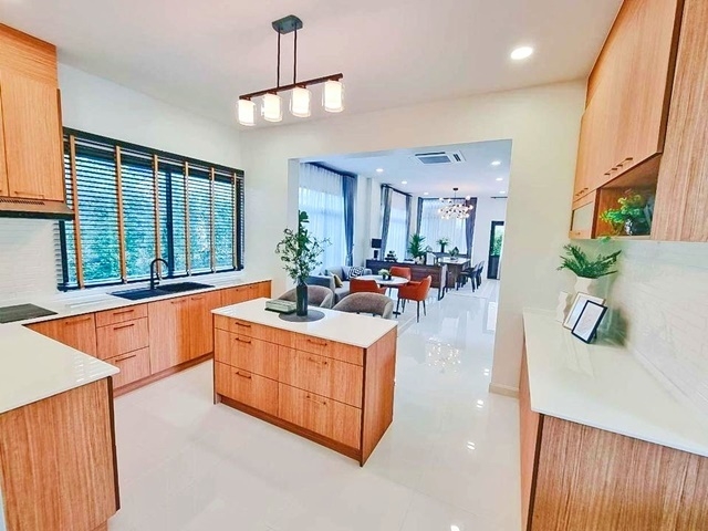 สุขุมวิท77 ให้เช่าคฤหาสน์สวยหรูมาก  5นอน เฟอร์ครบ เพอร์เฟค 200ตรว. 590ตรม. ใหญ่มาก หลังมุม มีสวนรอบบ้าน 5น้ำ 4จอดรถ 6แอร์ สนามบินสุวรรณภูมิ