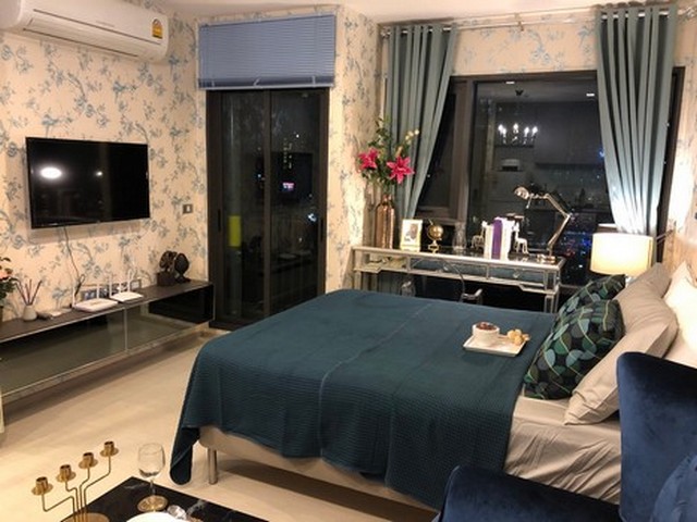Rhythm Sukhumvit 36, clean, nice, peaceful, 12A floor, BTS Thonglor.***Service for selling/renting houses, condos and giving advice. If interested, contact at any time***Interested in additional details or pictures or making an appointment to see the room?Contact Ekachai (Aui)T. 089-799-5598Line ID: @auiauiaui001 (add @ in front)Studio room typeSize 25 sq m., Floor 12ANew, clean room, beautifully decorated, ready to move in.details-------------------------------------------------- ------------Rental price: 16,700 baht per month-------------------------------------------------- ------------* furniture- wardrobe- Built-in kitchen- Bed with mattress- Sofa-------------------------------------------------- ------------*Nearby important places (Based on information from Google Map)- Rain Hill : 1.1 km.- Emporium : 1.5 km.- Gateway Ekamai : 1.6 km.- K-Village : 1.8 km.- Emquartier : 2.5 km.- Terminal 21 : 2.8 km.-------------------------------------------------- ------------Rental conditions1