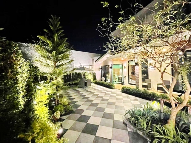 สาทร-ราชพฤกษ์เซ็นทรัล เวสต์วิลล์ ให้เช่าคฤหาสน์หรู 2 ชั้น MRTบางหว้า ปริญญ์ ตกแต่ง เฟอร์เครื่องใช้ไฟฟ้าครบ 96ตรว. 395ตรม. 179,998B-M มีสวน สวยหรู 3นอน 3น้ำ 3จอดรถ 5แอร์ Sathorn Ratchapruek luxury mansion for rent 2Storey MRT BangWa Prin decorated fully furnished electrical appliances 96sq.wa. 395sq.m. 179,998B-M has a garden beautiful 3bed 3bath 3parking 5A/C Central Westville.มหาวิทยาลัยสยามซ.เพชรเกษม36-52 ถ. ราชพฤกษ์ แขวงบางจาก เขตภาษีเจริญ กรุงเทพมหานคร 10160บริการ : ทำความสะอาดบ้าน ดูแลสวน ให้ทุก 3 เดือน, รดน้ำตั