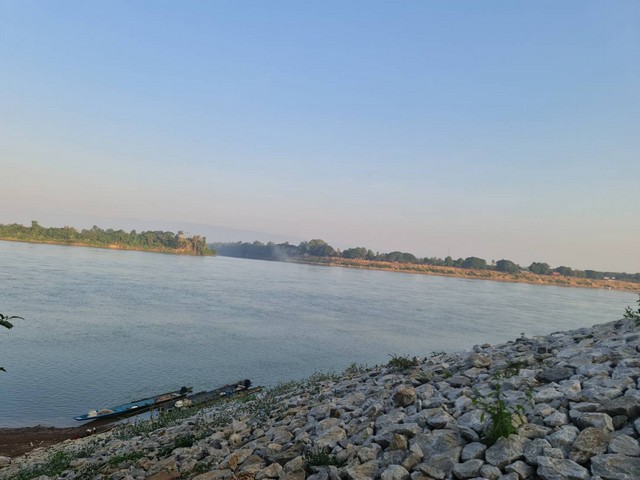 ขายที่ดินติดแม่น้ำโขง 18-2-70 ไร่ ต.กุดบง อ.โพนพิสัย จ.หนองคาย หน้าติดถนนโยธาธิการ หนองคาย หลังติดแม่น้ำโขง  ซื้อทรัพย์โปรพิเศษผ่อนโดยตรงกับเจ้าของได้  ขายยกแปลงไร่ละ 2  ล้านบาท  แบ่งขายไร่ละ 3.5 ล้านบาท ใกล้สะพานมิตรภาพไทย - ลาว  อยู่ในแหล่งชุมชน ใกล้โรงเรียน ใกล้โรงพยาบาล ใกล้วัดสำคัญทางพุทธศาสนาหลายจุด  ด้านหลังวิวแม่น้ำทิศเหนือสวยมาก  น่านน้ำกว้างใหญ่  เห็นทิ