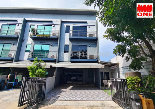 LIST.8016 ขาย ทาวน์โฮม บ้านกลางเมือง พระรามเก้า-อ่อนนุช ถ. มอเตอร์เวย์ ประเวศ กทม.10250รายละเอียดเพิ่มเติม– ทาวน์โฮม 3 ชั้น ห้องมุม ขนาด 26.3 ตรว.พื้นที่ใช้สอย 180 ตรม.– ประกอบด้วย 3 นอน 3 น้ำ  1 ครัวบิ้วอินลงเข็ม ต่อเติมด้านข้าง ทำเป็นห้องนั่งเล่นหรือห้องทำงาน–  ชั้น 2 (ด้านหน้า)ห้องนอน เตียงควีนไซส์ 5 ฟุต+ที่นอน pocket spring ระกับพรีเมี่ยม +walk-in closet+แอร์ไดกิ้น9000 btu– ชั้น 2(ด้านหลัง) เตียงบังค์เบ