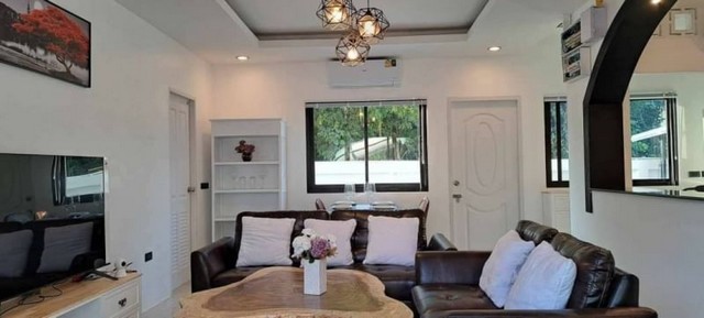 ขายบ้านพลูวิลล่า พัทยา ซอยเขามะกอก ริมทะเลสาบ พร้อมสระว่ายน้ำ ชลบุรี FSP-H045