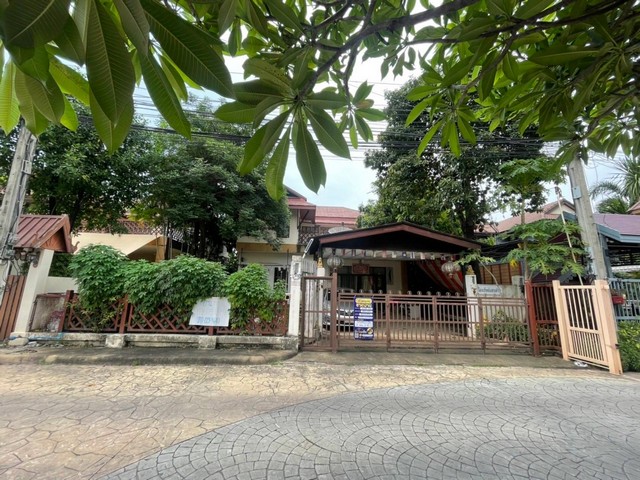   รายละเอียดเพิ่มเติม Code ID :  KBJ 0001  ราคาขาย 5,130,000 บาท- ขนาดพื้นที่ :   77 ตร.ว.- พื้นที่ใช้สอย :   227 ตร.ม. - จำนวนห้อง :   3 ห้องนอน 3 ห้องน้ำ- ที่จอดรถ :    1   คัน- บ้านหันทางทิศ : - พิกัดทรัพย์ : https://maps.app.goo.gl/qoauc73NMeknqHav6    สถานที่ใกล้เคียง- ใกล้โรงเรียนสารสาสน์ วิเทศมีนบุรี- ใกล้ การไฟฟ้านครหลวงเขตลาดกระบัง, สำนักงานประปา สาขามีนบุรี- ใกล้สำนักงานเขตมีนบุรี,สถานีตำรวจมีนบุรี - ใกล้มหาวิทยาลัยเกษมบัณ�