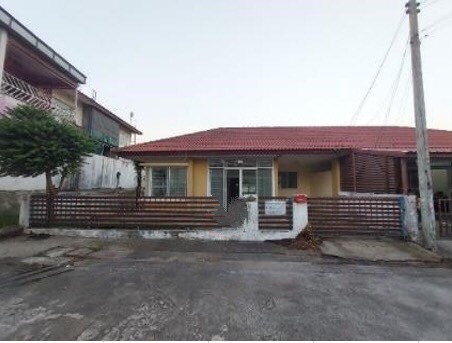   รายละเอียดเพิ่มเติม Code ID : PCI06648  ราคาขาย  1,760,000 บาท- ขนาดพื้นที่ : 51.4 ตรว.    - จำนวนห้อง : 2 ห้องนอน 1 ห้องน้ำ   - บ้านหันทางทิศ : ใต้ พิกัดทรัพย์ : https://maps.app.goo.gl/MQbyzYCwCMZV6NQi8     สถานที่ใกล้เคียง- ใกล้ แม็คโคร บ่อวิน- ใกล้  ตลาดสมาร์ทแลนด์เซ็นเตอร์พ้อย- ใกล้ โลตัส บ่อวิน- ใกล้  ตลาดบ่อวิน สอบถามเพิ่มเติม/นัดชมโทร. 097-419-5982(พลอย)โทร. 096-932-4624(ออมสิน)Line : @panaya (มี@ด้านหน้า)ปรึกษาสินเชื่อฟรี One Stop Service ดูแลตั้งแต่ต้นจ�