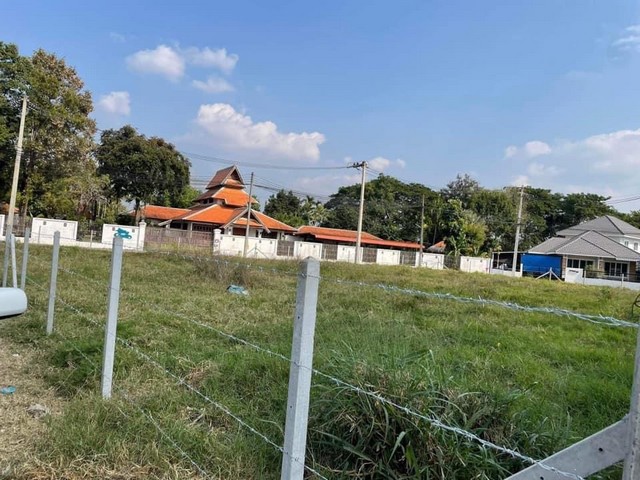 ขายที่ดิน 367ตรว. 5.88ล้านบาท ทำเลดี สาธารณูปโภค รั้วลวดนาม ต.สันนาเม็ง อ.สันทราย เชียงใหม่ขายที่ดินเปล่า เนื้อที่ 367 ตรว. พื้นที่สวย อยู่ในทำเลดี ถนนสามด้านในชุมชนสวยเลขที่ 168  เลขมงคล ตรว.ละ 16,000 บาทพิกัด : ต.สันนาเม็ง อ.สันทราย จ.เชียงใหม่ราคา 5.88 ลบ. (5,880,000 บาท) ค่าโอนคนละครึ่งอยู่แหล่งในชุมชน การเดินทางสะดวกสบาย อยู่ใกล้แหล่งอำนวยความสะดวก สถานที่ใกล้เคียงโฮมโปรสันทรา