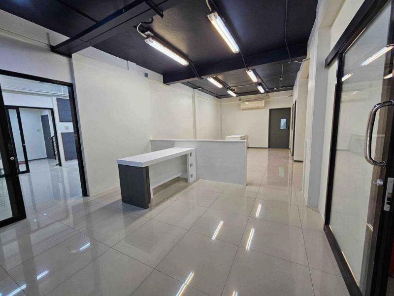 ให้เช่าโฮมออฟฟิศอยู่ชั้น1ย่านพระราม9 รัชดา แยก อสมท. ใกล้MRTพระราม9 หลังเซ็นทรัลพระราม9