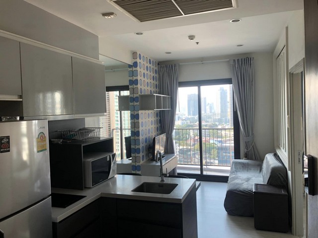 Wyne by Sansiri, nice, private, safe, 17th floor, BTS Phra Khanong.***Service for selling/renting houses, condos and giving advice. If interested, contact at any time***Interested in additional details or pictures or making an appointment to see the room?Contact Ekachai (Aui)T. 089-799-5598Line ID: @auiauiaui001 (add @ in front)Room type: 1 bedroom, 1 bathroomSize 30 sq m., 17th floorNew, clean room, beautifully decorated, ready to move in.details-------------------------------------------------- ------------Selling price: 3.35 million baht-------------------------------------------------- ------------* furniture- wardrobe- Built-in kitchen- Bed with mattress- Sofa-------------------------------------------------- ------------*Nearby important places (Based on information from Google Map)1. Gate Way2. Central Bangna3. Singapore International School4. Southeast Bangkok College5. Sukhumvit Hospital6. BTS. Phra Khanong-------------------------------------------------- ------------Rental c