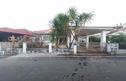   รายละเอียดเพิ่มเติม Code ID : PCI06583  ราคาขาย 1,350,000  บาท- ขนาดพื้นที่ : 53.2 ตรว.     - จำนวนห้อง : 1 ห้องนอน 1 ห้องน้ำ   - บ้านหันทางทิศ : ตะวันตกเฉียงเหนือ พิกัดทรัพย์ : https://maps.app.goo.gl/NyU8ryvPEZVDgqJp9    สถานที่ใกล้เคียง- ใกล้ โรงพยาบาลบุรีรัมย์- ใกล้ โรงเรียนบุรีรัมย์พิทยาคม- ใกล้ สถานีขนส่งผู้โดยสารจังหวัดบุรีรัมย์- ใกล้ บิ๊กซี ซูเปอร์เซ็นเตอร์ บุรีรัมย์ สอบถามเพิ่มเติม/นัดชมโทร. 097-419-5982(พลอย)โทร. 096-932-4624(อ�