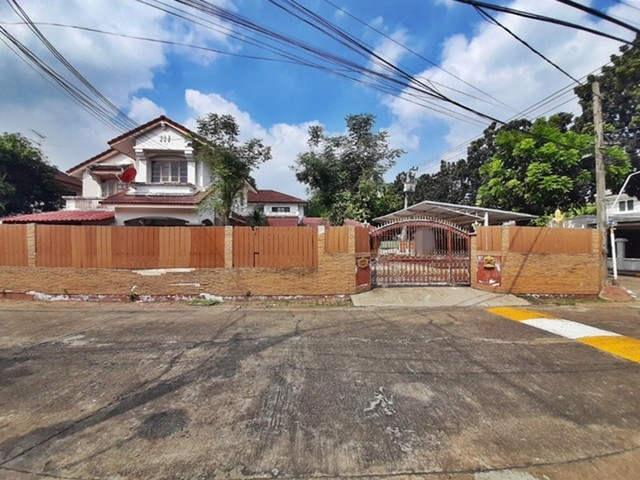 รายละเอียดเพิ่มเติมCode ID : PAP-ZF_080ราคาขาย     5,875,930 บาท- ขนาดพื้นที่ :  132 ตร.ว (1 งาน / 32 ตร.ว) - พื้นที่ใช้สอย :   272 ตรม- จำนวนห้อง : - ห้องนอน - ห้องน้ำ- ที่จอดรถ :  1-2 คัน- บ้านเดี่ยว   :  2 ชั้น- บ้านเดี่ยวหันทางทิศ : -พิกัดทรัพย์ :    https://maps.app.goo.gl/cwC3KZDkQXYJtjN88สถานที่ใกล้เคียง- ใกล้โฮมโปร บางบัวทอง- ใกล้บิ๊กซี เอ็กซ์ตร้า บางใหญ่- ใกล้แม็คโคร สาขาบางบัวทอง- ใกล้ดูโฮม สาขา บางบัวทองสอบถามเพิ่มเติม/นัดชมโทร. 097-419-