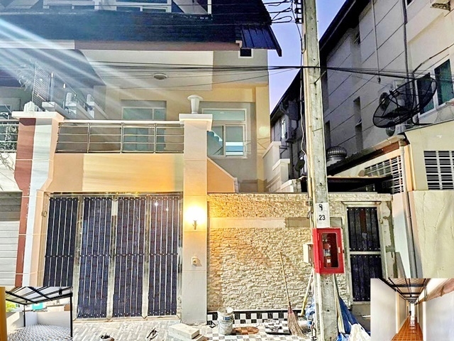 เลียบด่วนเอกมัย รามอินทรา 26ตรว.ให้เช่าอาคารสำนักงานใหม่ 3 ชั้น MRT มหาดไทย ลาดพร้าว83-101  256ตรม.3นอน 3น้ำ3แอร์ เซ็นทรัล อีสต์วิลล์