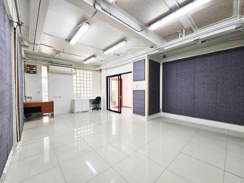 ให้เช่าโฮมออฟฟิศอยู่ชั้น1 ขนาด180ตร.ม.ย่านพระราม9 รัชดา แยก อสมท. ใกล้MRTพระราม9 หลังเซ็นทรัลพระราม 9 ที่จอดรถ 2 คันจดทะเบียนบริษัทได้
