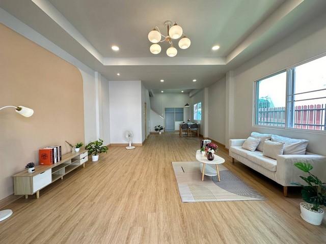 ขายบ้านทาวน์เฮ้าส์  29.7 ตร.วา  หลังมุม ประชาอุทิศ 72 เฟอร์ครบ ตกแต่งใหม่ พร้อมอยู่ ZTK048