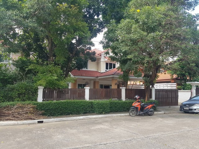 ขายบ้านเดี่ยว 97 ตร.วา ราคาขายขาดทุน 5,200,000 บาท ค่าใช้จ่ายวันโอนทั้งหมดคนละครึ่งหรือให้เช่า 18,000 บาท/เดือน  มบ. มณีรินทร์ เลค แอนด์ ปาร์ค ถนน 345 ต.บางคูวัด อ.เมือง จ.ปทุมธานี สนใจโทร  0968821857โปรพิเศษสุด  สามารถซื้อแบบผ่อนเจ้าของได้ขายบ้านเดี่ยว 2 ชั้น เนื้อที่ 97 ตร.ว. มี 3 ห้องนอน 3 ห้องน้ำ 5,200,000 บาท หรือให้เช่า 18,000 บาทต่อเดือน มบ. มณีรินทร์ เลค แอนด์ ปาร์ค อยู่ในเครือ แลนด์แอนด์เฮ้า