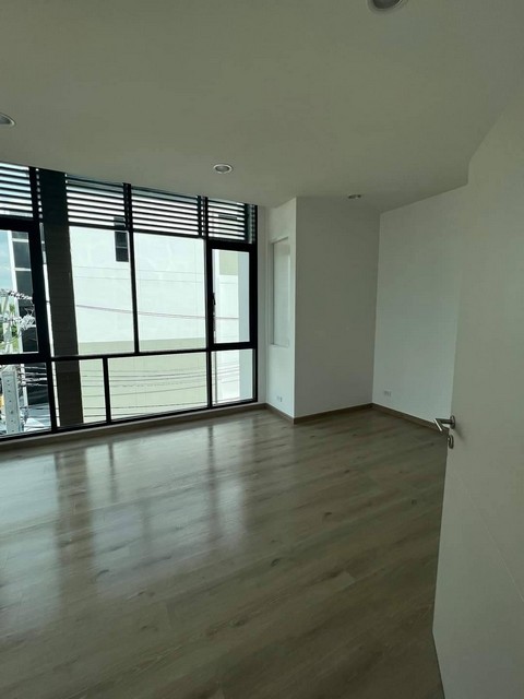 ให้เช่า Home Office 4 ชั้น ใหม่เอี่ยม ใจกลางเอกมัย-รามอินทรา โครงการ Premium Place Mix นวลจันทร์