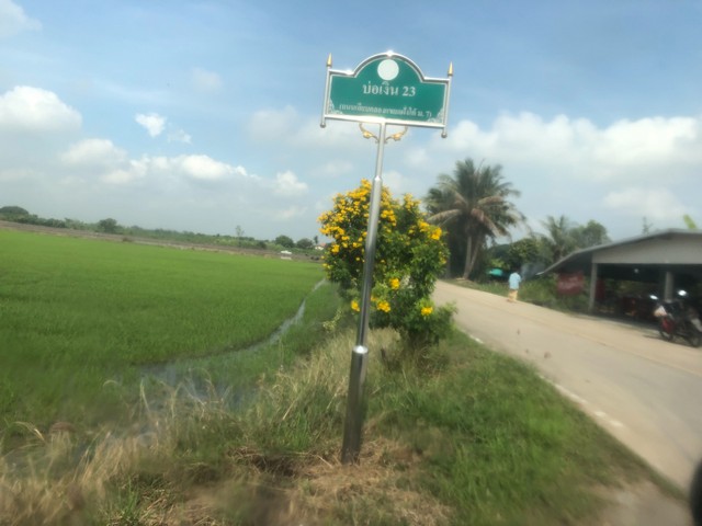 ขายที่ดิน 5 ไร่ โฉนด ฉ.5667 ต.บ่อเงิน อ.ลาดหลุมแก้ว จ.ปทุมธานี  เช่า 1500/ไร่/ปี ขาย ไร่ละ 800,000 บาท แบ่งโฉนดขาย ซื้อผ่อนเจ้าของได้ ที่ดินอยู่ใกล้สถานที่สำคัยมากมายแปลงนี้ข้อดี จุดน่าสนใจ บรรยากาศดี วิวดีได้วิวธรรมชาติ พื้นที่สวยอากาศดีโล่งโปร่งสบาย เหมาะแก่การทำการเกษตรเกษตรสวนผสม หรือสร้างบ้านหรือที่พักอาศัยได้อยู่ใกล้โรงเรียนวืทยาศาสตร์จุฬาภรณ์ราชวิทยาลัย ใ