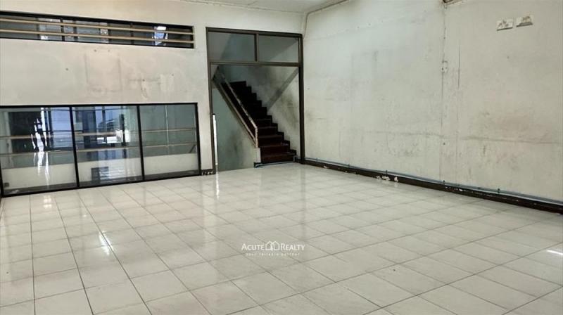 ขายทาวน์เฮาส์ 3 ชั้น ซอยอินทามระ 40 มีที่จอดรถ ทำเลดี พร้อมรีโนเวท