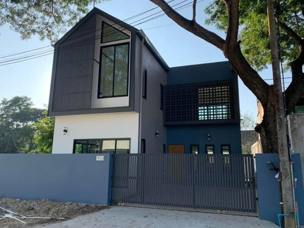 ให้เช่า 20,000 บาท/เดือน 52 ตรว. ท่าวังตาล สารภี บ้านสร้างใหม่ 2 ชั้น สไตล์โมเดิร์น หลังบ้านติดทะเลสาป มีรั้ว และท่าน้ำเรียบร้อย