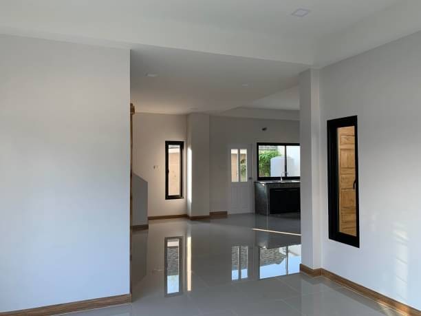 ให้เช่า 20,000 บาท/เดือน 52 ตรว. ท่าวังตาล สารภี บ้านสร้างใหม่ 2 ชั้น สไตล์โมเดิร์น หลังบ้านติดทะเลสาป มีรั้ว และท่าน้ำเรียบร้อย