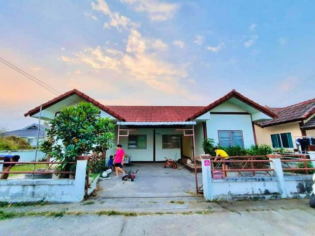 ขายบ้านชั้นเดียว 84.5ตรว. 4นอน2น้ำ 1.69ลบ. พร้อมผู้เช่า เฟอร์ ต.ป่าไผ่ อ.สันทราย เชียงใหม่ขายบ้านชั้นเดียว พื้นที่ 84.5 ตารางวา ต.ป่าไผ่ อ.สันทราย จ.เชียงใหม่ราคาขาย 1.69 ล้านบาท (1,690,000 บาท) ค่าโอนคนละครึ่งขายพร้อมผู้เช่า ได้ค่าเช่าเดือนละ 9,000 บาท สัญญาเช่าถึง 31 มีนาคม 25684 ห้องนอน2 ห้องน้ำ 1 ห้องครัวแอร์ 5 เครื่อง เฟอร์นิเจอร์ครบอยู่ในแหล่งชุมชนแต่ไม่วุ่นวาย การเดินทางสะดวกสบายม