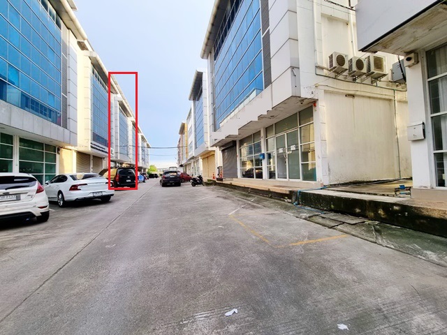 ติดถนนใหญ่ Airport Link ลาดกระบัง กิ่งแก้ว สุวรรณภูมิ พระจอมเกล้า 4ชั้น หน้ากว้าง 8ม.10จอดรถ  40ตรว. 512ตรม.