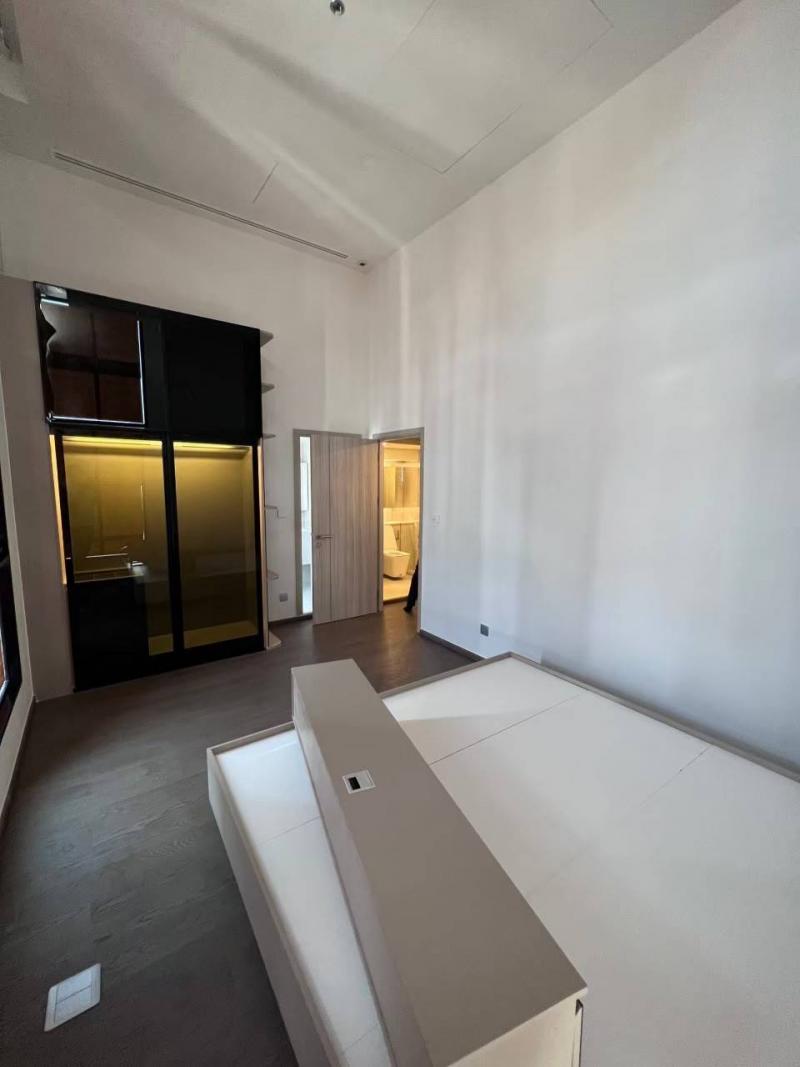 ขายคอนโด พาร์ค ออริจิน ราชเทวี ห้อง duplex 2 ห้องนอน 2 ห้องน้ำ1.โครงการ: พาร์ค ออริจิน ราชเทวี2.ขนาดพื้นที่ใช้สอย (ตรม): 48 ตรม. (duplex 60 ตรม.)3. ชั้น/อาคาร/ทิศ/วิว: ชั้น 21 บ้านเลขที่ 333/39 ห้องนอนใหญ่ทิศตะวันออก4. ราคาขาย: 16 ล้านบาท5: ปีที่ซื้อ/สร้างเสร็จ: ธันวาคม 20226. จำนวนห้องนอน ห้องน้ำ: 2 นอน 2 น้ำ7. มีผู้เช่าอยู่หรือไม่ : ไม่มีผู้เช่าราคาขาย: 16 ล้านบาทสนใจติดต่อ pook 089-1224578Line id :pook5062