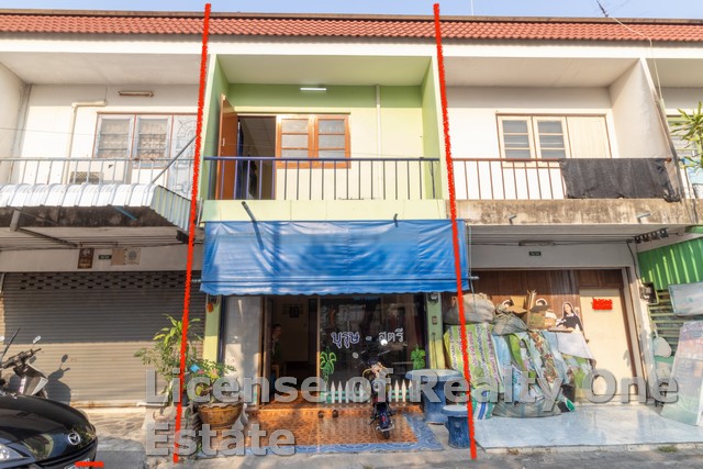 M 4698ขาย บ้าน ตึกแถว ซ.เฟื่องฟ้า ถ.หมื่นหาญ ต.ท่าพี่เลี้ยง อ.เมือง สุพรรณบุรีรายละเอียด•อาคารพาณิชย์ 2 ชั้น พร้อมดาดฟ้า เนื้อที่ 16 ตรว. •พื้นที่ใช้สอย 96 ตรม. / หน้ากว้าง 4 เมตร x 12 เมตร•เหมาะทำการค้า เพราะอยู่ตรงข้าม ศรีอู่ทองอพาร์ทเมนต์•หันทิศเหนือ มีกั้นประตูกระจก และกั้นกระจกแบ่งส่วนชั้นล่าง•ชั้นล่างปูกระเบื้อง ชั้นบนปูนเปลือย / กั้นห้องนอน 1 ห้อง / 2 ห้องน้ำ•ราคาน