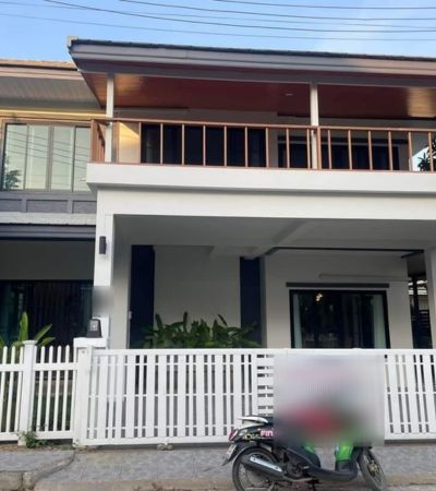 ติดต่อ หลิน 088 598 6998 Line ID: positive.agราคา : 6,900,000 บาทบ้านรีโนเวทใหม่ในหมู่บ้านชญยลวิวใกล้สนามบิน CNX, ม.เชียงใหม่ 5 นาที เฟอร์นิเจอร์ครบ พร้อมเข้าอยู่ หมู่บ้านสงบเพื่อนบ้านน่ารัก มียามคอยรักษาควาทปลอดภัยตลอดเวลา.3 ห้องนอน 3ห้องน้ำที่จอดรถ 2 คันมีระเบียงบ้านกว้าง 61 ตรว.. สถานที่ใกล้เคียง- 100 ม. ไปสปีดยิม - 4 นาที ตลาดต้นพยอม - 5 นาทีถึง มหาวิทยาลัยเชียงใหม่- 7 นาทีถึงถนนนิมมาน (เมญ่ามอล