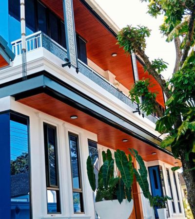 ติดต่อ หลิน 088 598 6998 Line ID: positive.agราคาพร้อมเฟอร์นิเจอร์ครบขาย 16.9 ลบ* ฟรีโอน  Luxury pool villa, lanna modrun, Chiang mai   พูลวิลล่า สร้างใหม่ นอกโครงการ บรรยากาศรีสอร์ทใกล้เมือง ห่างวงแหวนรอบ 3 เพียง 1.8 กม.ต.เหมืองแก้ว อ.แม่ริม จ. เชียงใหม่. แปลงหัวมุม ติดถนนสองด้านหันหน้าทิศเหนือขนาดที่ดิน100 ตร.ว พื้นที่ใช้สอย310 ตร.ม3 ห้องนอน 3 ห้องน้ำ1 ห้องอเนกประสงค์(ห้องใต้หลังคา)สำหรับ เทควิวดอยสุเทพสระว่ายน้ำ ขนาด3