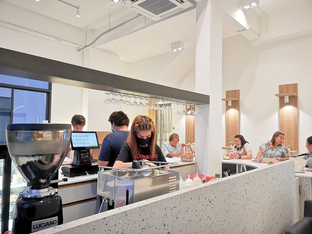 ขายอาคารพาณิชย์ 3 ชั้น (ห้องมุม) แบ่งเป็นร้านค้า และห้องพักให้เช่า (หลัง มศว. องครักษ์) 6.5 ล้านบาท (Yield 6%)