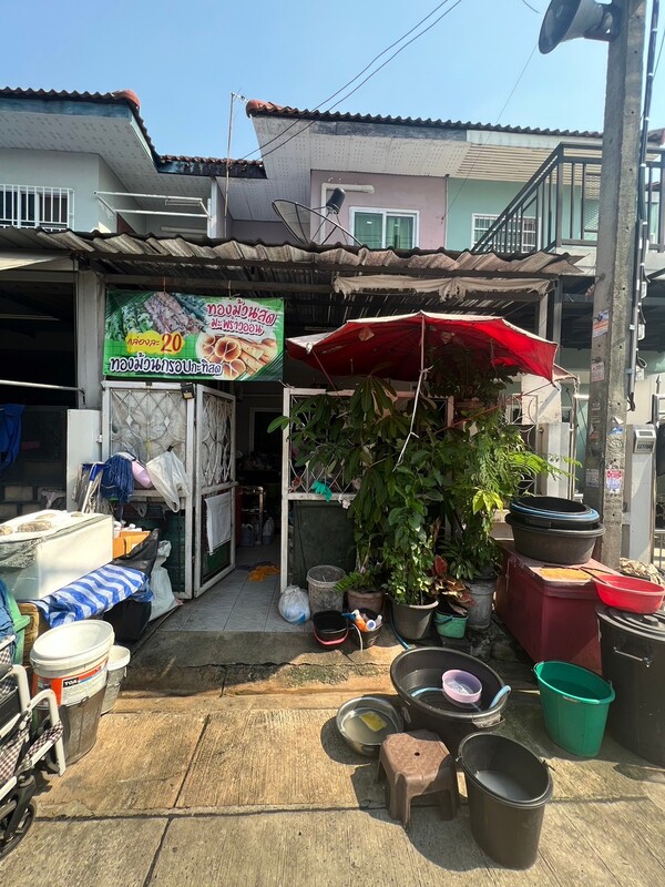 ขายทาวน์เฮ้าส์2ชั้น หมู่บ้านศรีเมืองทอง 2นอน2น้ำ โครงการอยู่ต้นซอยวัดลาดปลาดุกห่างปากซอยเพียง600เมตรรหัส C-6207ราคา 1.39 M (ค่าโอนคนละครึ่ง)– 2 ห้องนอน 2 ห้องน้ำ 1 ที่จอด– เนื้อที่ 17 ตร.ว.– กว้าง 4 เมตร ลึก 10 เมตร– หน้าบ้านหันทางทิศตะวันตก– มีต่อเติมกั้นห้องด้านล่าง1ห้อง– สภาพดี เจ้าของเพิ่งรีโนเวทไปไม่นานแถม– แอร์ 2 เครื่อง– ปั้มน้ำ– แทงก์น้ำสถานที่ใกล้เคียง– รถไฟฟ้า คลอ