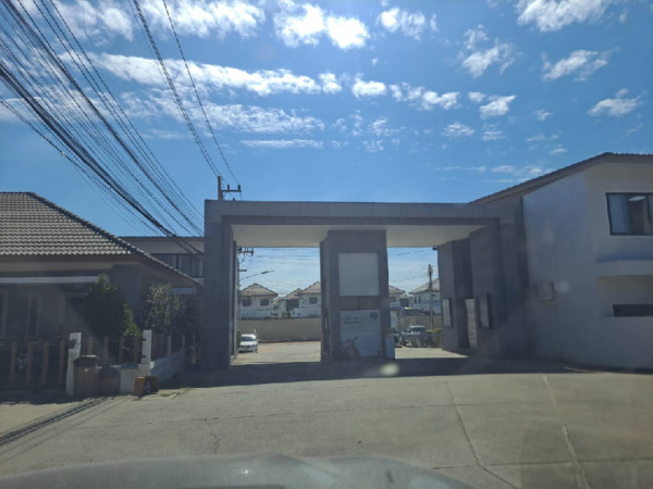 ขายเดอะการ์เด้นท์วิลล่า 32 ห้องนอน 2 ห้องน้ำขนาด ตร.วา 54 ตร.วาราคา 2,200,000 บาทที่ตั้ง999/106 ซ.5 ถ.สุรนารายณ์ ต.โคกสูง(จอหอ) อ.เมืองนครราชสีมาโครงการบ้านเดี่ยวทำเลดี คุณภาพเยี่ยม อยู่ในชุมชนที่ปลอดภัย มีระเบียบ 24 ชั่วโมง พร้อมระบบกล้องวงจรปิดการเดินทาง สะดวกมีรถประจำทางวิ่งผ่านหน้าโครงการ ใกล้ตลาด และห้างสะดวกซื้อ สถานศึกษา โรงพยาบาล ปั้มน้ำมันภายในบ้านได้ติดตั้งระ