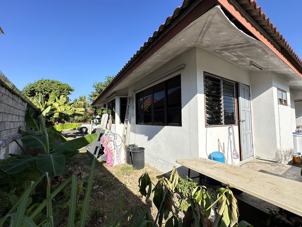 M 4725บ้านเดี่ยว ชั้นเดียวในโครงการ บ้านนพเก้าเดินทางจากถนนสายหลักเชียงใหม่-เชียงรายเข้ามาเพียง 2 กิโลเมตร ก็จะพบกับหมู่บ้านนี้ค่ะเดินทางจาก Central festival Chaing Mai เพียง 17 นาที2 ห้องนอน1 ห้องน้ำ1 ห้องครัว1 ห้องนั่งเล่น1 สวน1 ที่จอดรถกับพื้นที่ 62 ตร.ว พื้นที่ใช้สอย 76.25 ตร.ม ในราคาเพียง 1,350,000 บาท https://youtu.be/xIqA8IhHYqQ สนใจติดต่อTel. 0839624144 คุณเฟียทส์ ภิรณ์วรกุลLineID : https://line.me/ti/p/wvKARA23dz