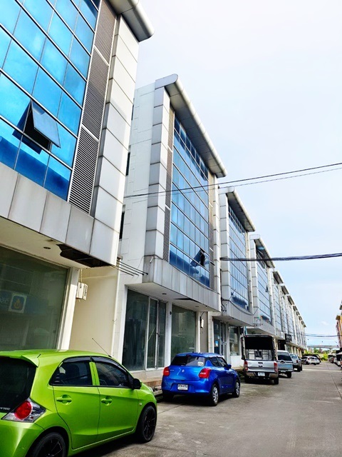  ติดถนนใหญ่  สุวรรณภูมิ พระจอมเกล้า 4ชั้นAirport Link ลาดกระบัง กิ่งแก้ว หน้ากว้าง 8ม.10จอดรถ  40ตรว. 512ตรม.