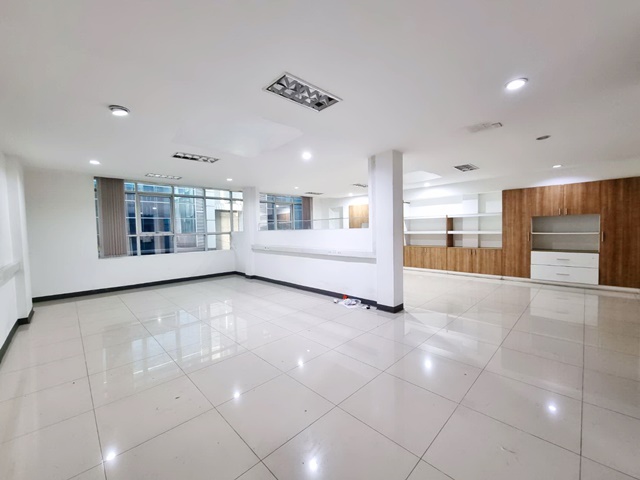 ติดถนนใหญ่  สุวรรณภูมิ พระจอมเกล้า 4ชั้นAirport Link ลาดกระบัง กิ่งแก้ว หน้ากว้าง 8ม.10จอดรถ  40ตรว. 512ตรม.