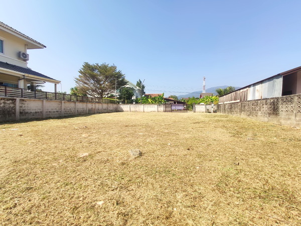 (ขาย) ที่ดินเปล่า หลัง ตลาดแม่เหียะ  เนื้อที่ 117 ตร.วา มีทะเบียนบ้านแล้ว หน้ากว้างประมาณ 17 เมตร มีน้ำบ่อ (จะให้โชคกับผู้อยู่อาศัย) บรรยากาศเงียบสงบ เหมาะสำหรับ : บ้าน , พลูวิลล่า ฯลฯพิกัด ต.แม่เหียะ อ.เมือง จ.เชียงใหม่https://maps.app.goo.gl/Sm9YtVK3MpBjGPuS9สถานที่ใกล้เคียง ตลาดแม่เหียะ 800 ม. โรงเรียนนานาชาติยุวทูตศึกษาพัฒนา (ABS) 1.6 กม. ห้างบิ๊กซี หางดง 4.4 กม. ราคา ตร.วา ละ 28,000 บาท( 3,276,000 บาท ) ค่าโอนคนละ