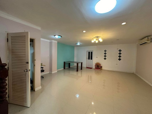 ขายทาว์เฮ้า2 ชั้น ลาดพร้าว 41 ใกล้รถไฟฟ้าสถานนี ภาวนา  23.5 ตร.ว ใช้สอย 177 ตร.ม.3 ห้องนอน 2 ห้องน้ำ