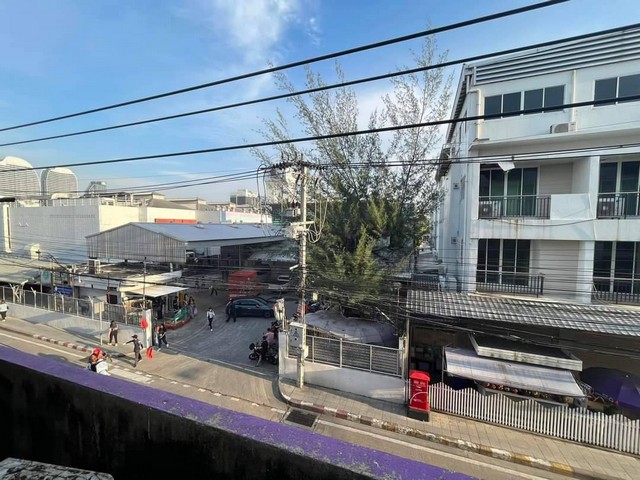 ขายถูก ทาวน์เฮ้าส์ ใกล้btsแบริ่ง ริมถนนซอยลาซาล 2ชั้นครึ่ง แค่ 2.99 ล้าน