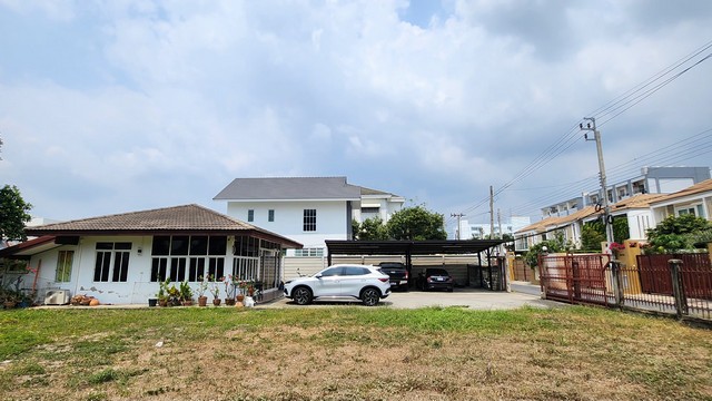 (( Owner Post )) ยินดีรับนายหน้า ขายออฟฟิศ 1 ชั้น พร้อมที่ดินสวย ( ลาดพร้าว ) บ้านเลขที่ 37/22ใกล้รถไฟฟ้า    ใจกลางเมือง ซอยลาดพร้าว 124 ( น้ำไม่ท่วม ) แค่ที่ดินก็คุ้มแล้วแอร์ใหม่ 3 เครื่อง โรงจอดรถ 4 คัน พร้อมต่อ EV Charger 1 ตำแหน่งเหมือนซื้อที่ดิน แถมสิ่งปลูกสร้างขนาดที่ดิน 202 ตารางวา หน้ากว้าง 35 เมตร X ลึก 24 เมตร(( ที่ดินเป็นสี่เหลี่ยมผืนผ้า ))# ที่ดิน 202 ตารางวา  ** 22 ล้าน เท่านั้น!!    (( ลดจาก 26 ล้าน