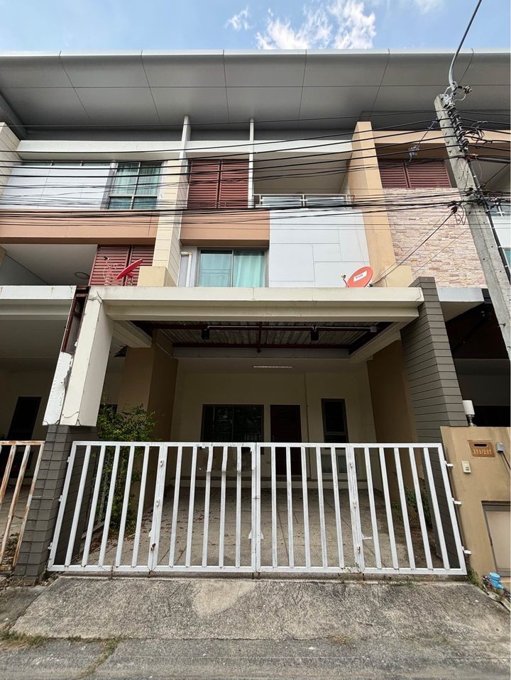 HR1496ให้เช่าทาวน์โฮม 3 ชั้น โครงการภัทรโมทาวน์ แจ้งวัฒนะ 19 ใกล้เซ็นทรัลแจ้งวัฒนะ ใกล้รถไฟฟ้าราคา 23,000 บาท/เดือนติดต่อ : คุณพร 0938091444 (เบอร์นี้แอดไลน์ได้คะ),โทร 0939833259ID Line : henghengpaulaรหัสประกาศ HR1496ให้เช่าทาวน์โฮม 3 ชั้น โครงการภัทรโมทาวน์ แจ้งวัฒนะ 19 ใกล้เซ็นทรัลแจ้งวัฒนะ ใกล้รถไฟฟ้าเนื้อที่ 23.6 ตารางวา หน้ากว้าง 5.5 ม 3 ห้องนอน 4 ห้องน้ำ จอดรถได้ 2 คันแอร์ 2 ตัว ห้องนอนmaster กับห้องนอนชั้นส