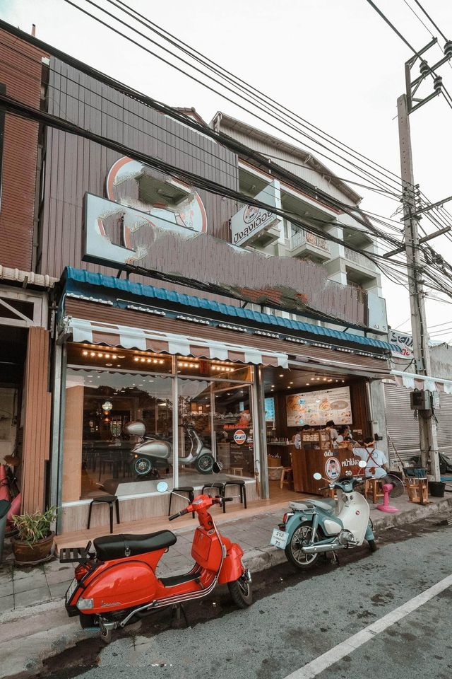 BS1302ให้เช่าอาคาพาณิชย์ 2 คูหา ติดริมถนนคู่ขนานราชพฤกษ์ เหมาะทำคาเฟ่ ร้านอาหาร บาร์ให้เช่าเดือนละ 80,000 บาทติดต่อ : คุณพร 0938091444 (เบอร์นี้แอดไลน์ได้คะ),โทร 0939833259ID Line : henghengpaulaรหัสประกาศ BS1302ให้เช่าอาคารพาณิชย์ ขนาดใหญ่ 2 คูหา 2 ชั้น พื้นที่ใช้สอย 180 ตรม.ทำเลสวยมาก ติดถนนราชพฤกษ์อาคารพร้อมตกแต่งภายใน มีครัวพร้อมประกอบธุรกิจ ระบบปรับอากาศ ครบถ้วนมีใบอนุญาตจำหน่ายสุราถูกต้องต