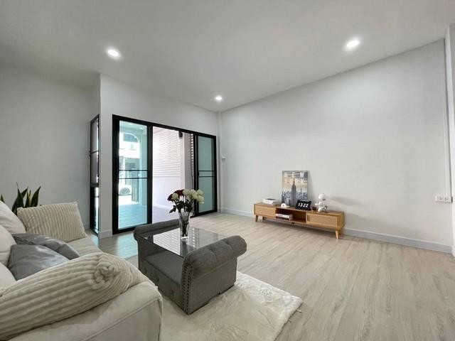 PB3852 ขายทาวน์เฮ้าส์ 2 ชั้น ซอยสุขุมวิท50 หมู่บ้าน พรประดิษฐ์ พระโขนง ใกล้ สถานีรถไฟฟ้าอ่อนนุช หน้าบ้านตะวันตกเฉียงเหนือ