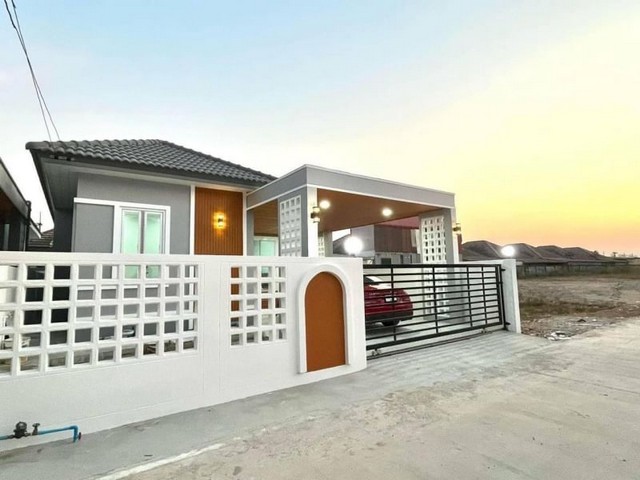 TEL :088-559 5199 คุณเอLine: https://line.me/ti/p/C0eGe0whLXบ้านใหญ่ใจกลางเมือง นิคมอุตสาหกรรม WHAชุมชน บ้านสุรศักดิ์   เขาคันทรง  ศรีราชา ชลบุรี  พื้นทีใช้สอย128 ตรม. เนื้อที่ 50 ตรว.ขนาด 3 ห้องนอน 2 ห้องน้ำ1 ห้องครัว จอดรถ 2 คัน ใกล้โรงเรียนบ้านสุรศักดิ์ 500 เมตรใกล้ตลาดทวีพร ทั้ง 7-11  ทั้ง cj  และร้าน ค้ามากมายใกล้ WHAใกล้นิคมอีสเทิร์นซีบอร์ด1กม.ใกล้นิคมเหมราช อีสเทิร์น 1กม.ใกล้นิคมโรจนะ เขาคันทรงใกล้นิคม WHA ห